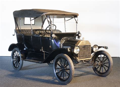 A Ford T-modell (angolul Ford Model T) elnevezésű autót 1908 szeptemberétől 1927 októberéig gyártotta Henry Ford cége, a Ford Motor Company. Beceneve Tin Lizzy volt. Ez a modell tette lehetővé a középosztálybeli amerikaiak számára az utazást, és ez számít az első megfizethető autónak is, ami többek között a Frederick Winslow Taylor által feltalált …